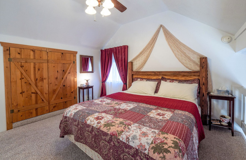 Guest room at Sierra Mountain Lodge.