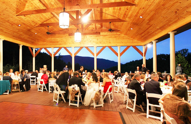 Outdoor wedding reception at House Mountain Inn.