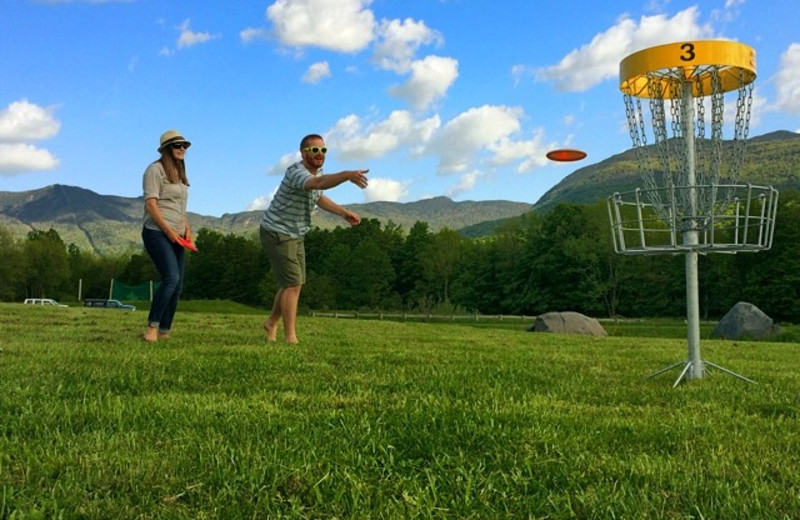 Couple playing disc golf at Smugglers' Notch Resort.