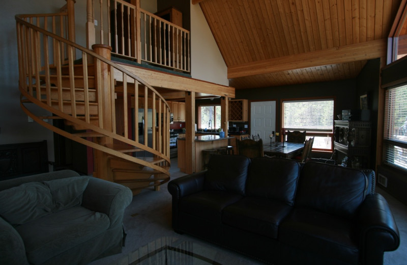 Vacation rental living room at Bear Creek Lodge.