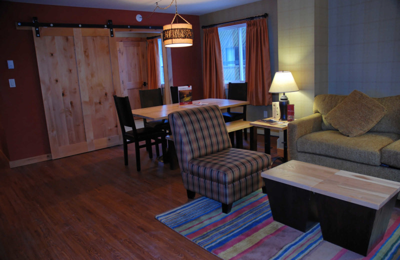 Guest living room at Inns of Banff.