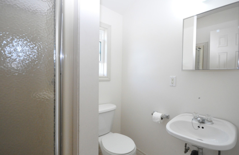 Cottage bathroom at Hall's Cottages.