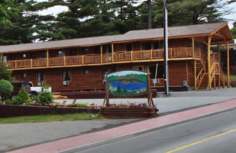 Exterior view of Woodlake Inn.