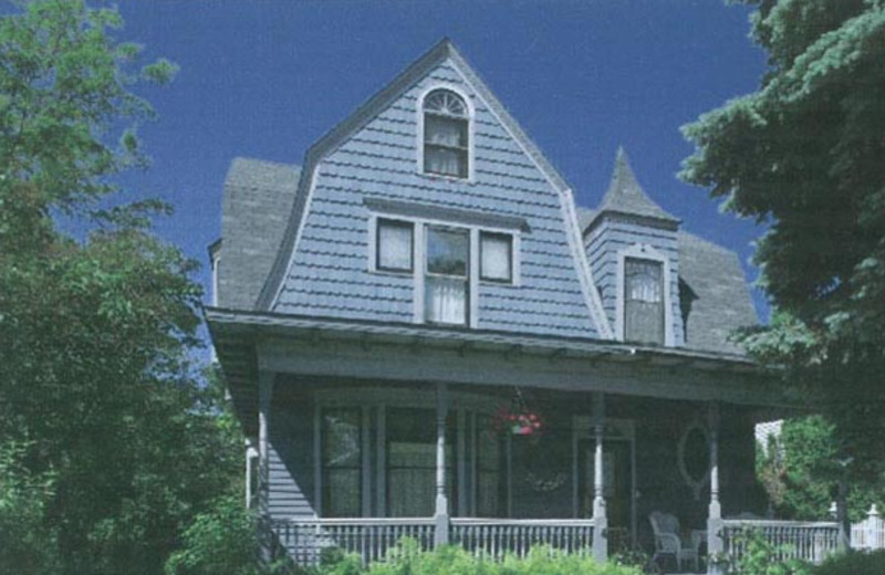 Exterior view of Le Blanc House Bed & Breakfast.