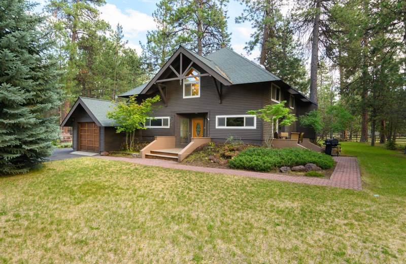 Rental exterior at Sisters Vacation Rentals.