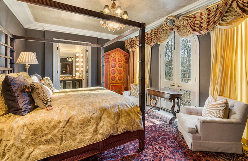 Guest room at Lakes Inn at Dunvilla.
