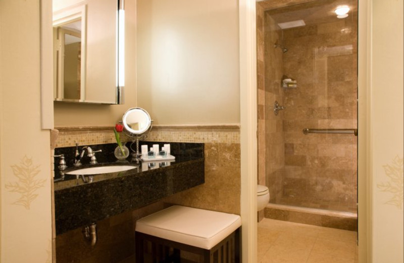 Guest bathroom at Doral Arrowwood.