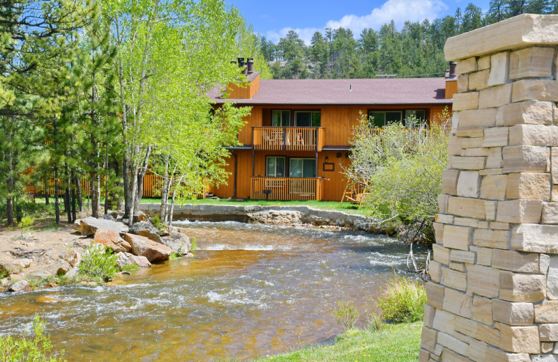 Exterior view of Murphy's River Lodge.