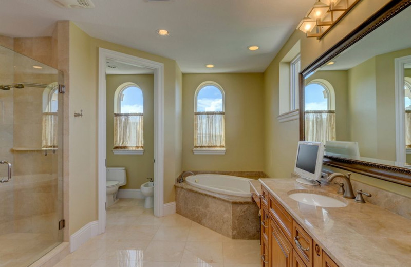 Rental bathroom at beachrentals.mobi. LLC.