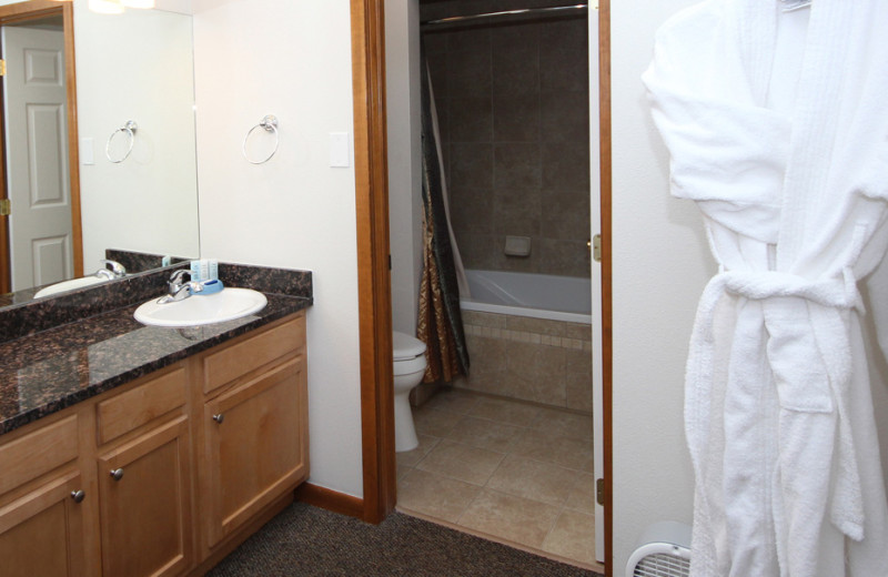 Guest bathroom at Streamside on Fall River.