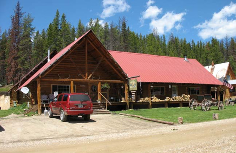 Exterior view of Silver Spur Outfitters.