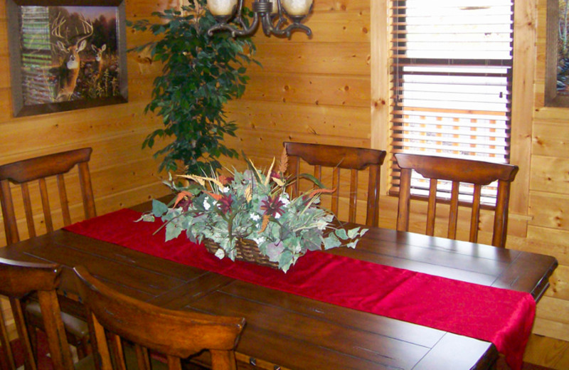 Cabin dining room at White Oak Lodge 