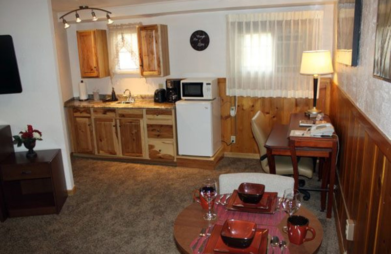 Guest kitchen at Alpine Trail Ridge Inn.