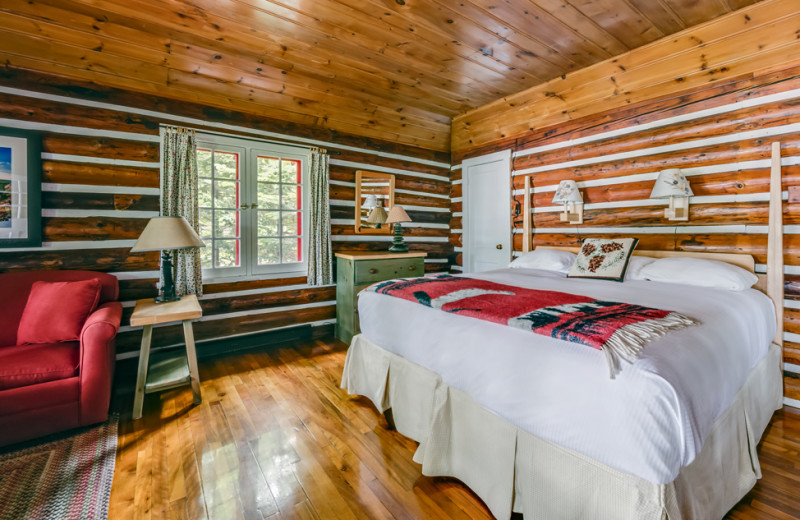 Cabin bedroom at Killarney Lodge in Algonquin Park.