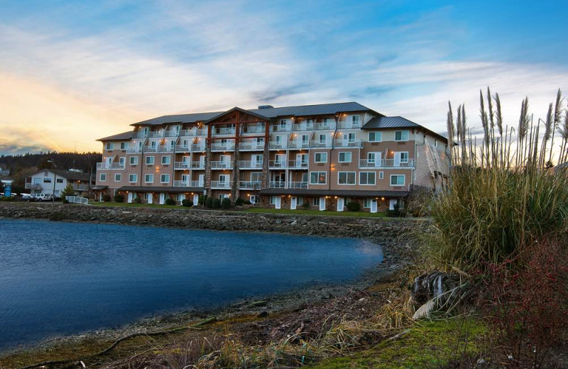 Exterior view of Oxford Suites Silverdale.