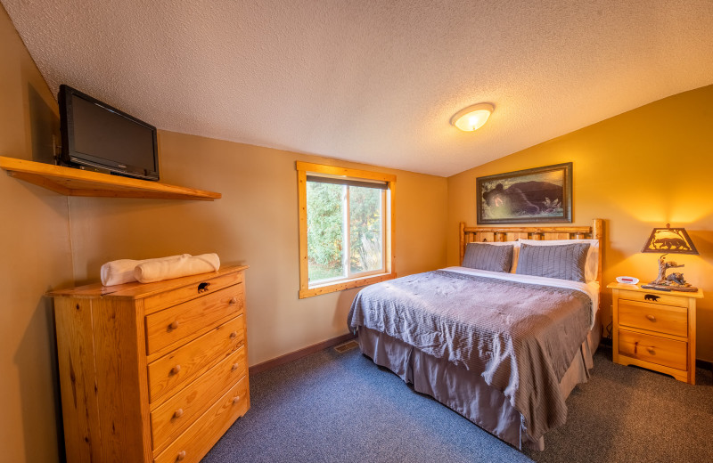 Cabin bedroom at Appeldoorn's Sunset Bay Resort.