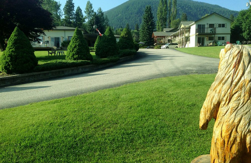 Exterior view of Kokanee Lakeside Resort.