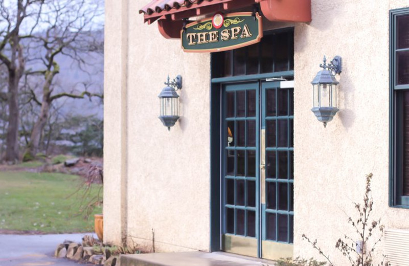 Exterior view of Columbia Gorge Hotel.