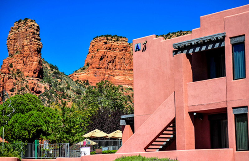 Exterior view of Bell Rock Inn.