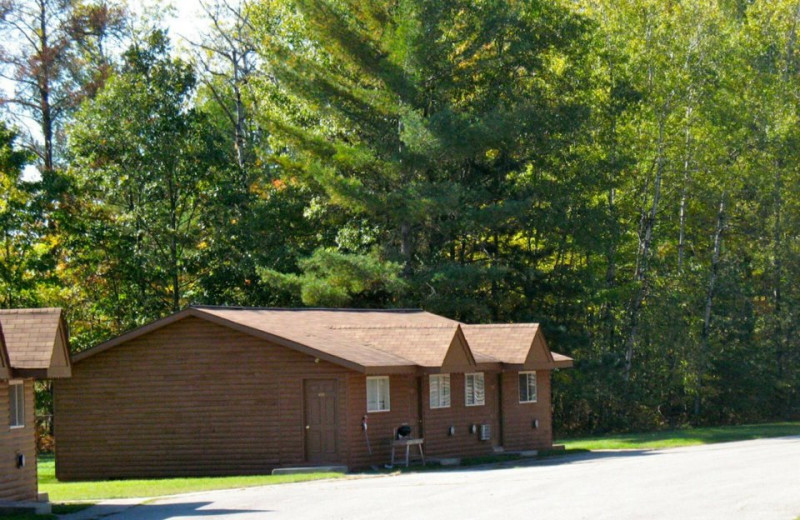 Exterior Cabin View at Fairway Inn