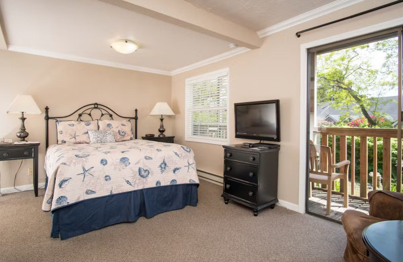 Guest room at Cannon Beach Ecola Creek Lodge.