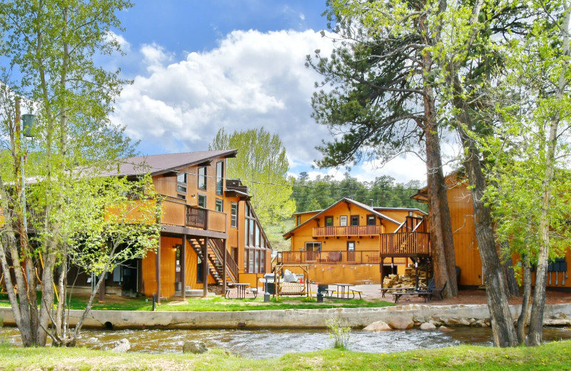 Exterior view of Murphy's River Lodge.