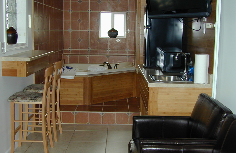 Guest room with jacuzzi at Miami Motel.