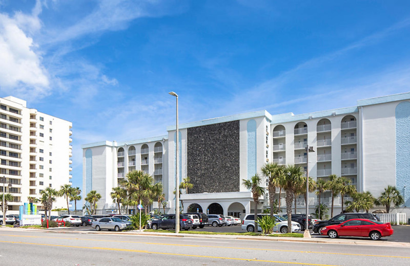 Exterior view of Bluegreen Vacations Daytona Seabreeze.