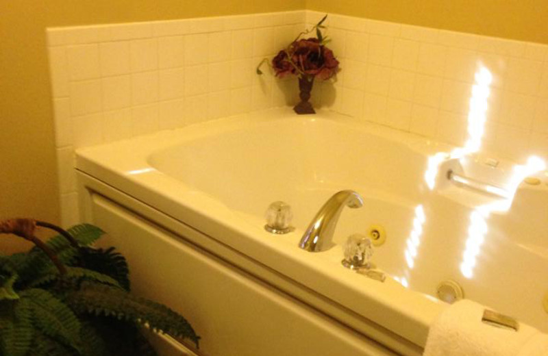 Guest bath tub at Hochatown Country Lodge.