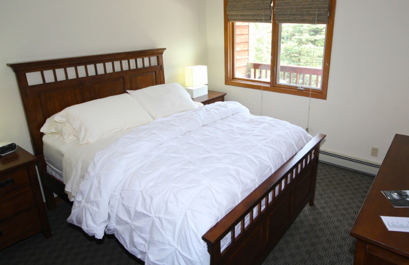 Guest bedroom at Boulder Brook on Fall River.