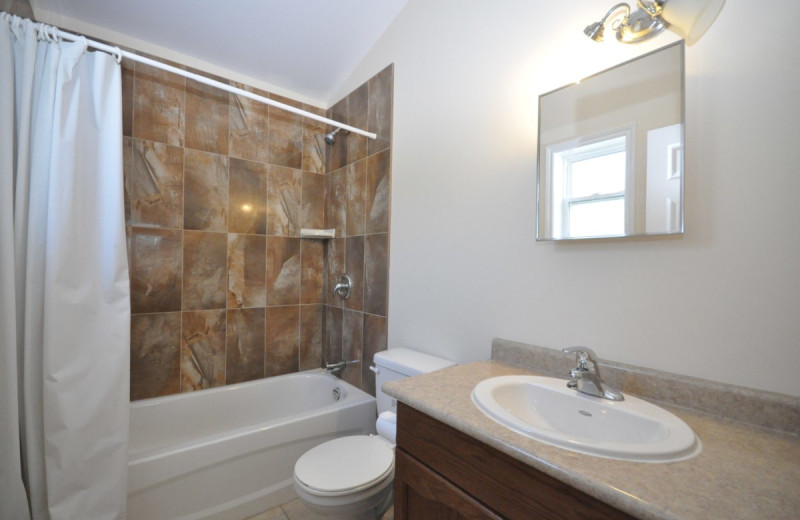 Cottage bathroom at Hall's Cottages.