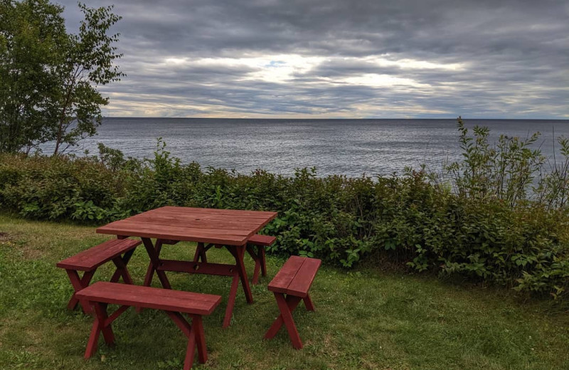 Picnic table at Thomsonite Beach Inn & Suites.