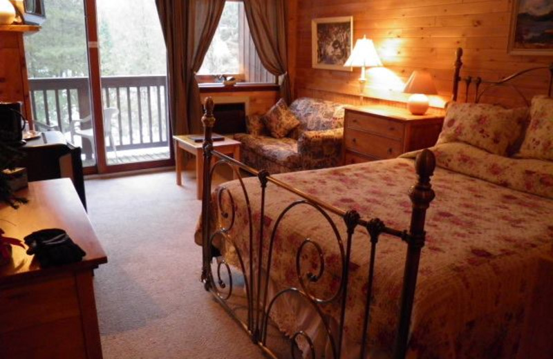 Guest bed room at Westwind Inn on the Lake.