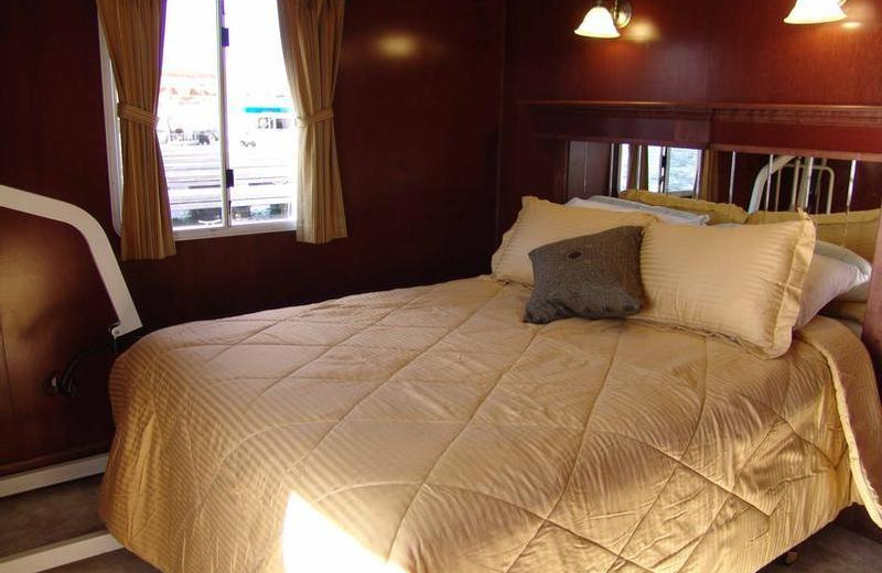 The 75' Platinum houseboat bedroom at Antelope Point.