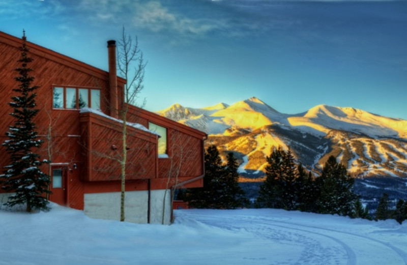 Exterior view of Gold Point Condominiums.