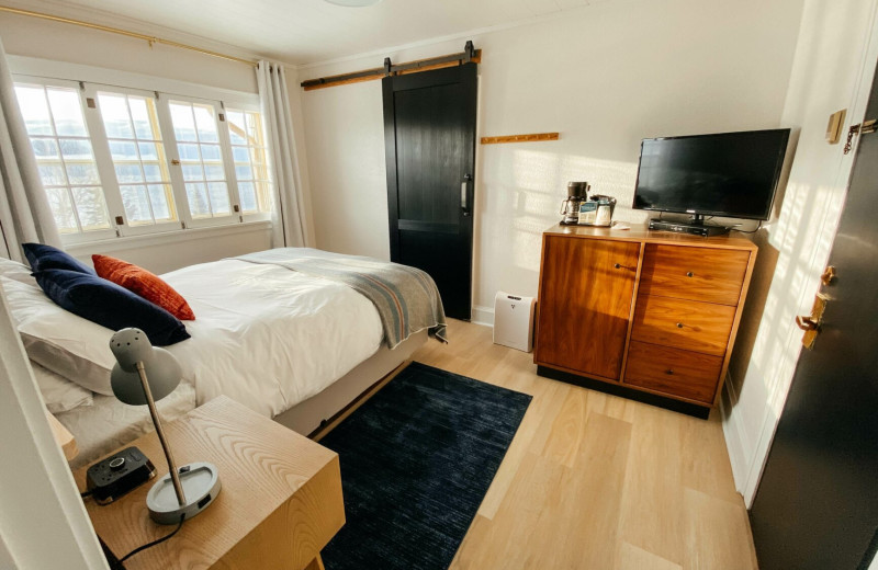 Guest room at Cascade Lodge.