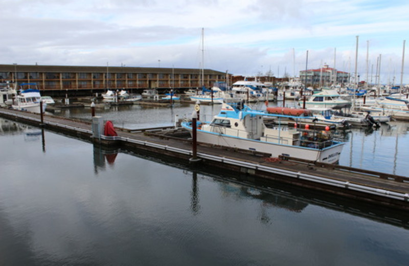 Exterior view of Astoria Riverwalk Inn.