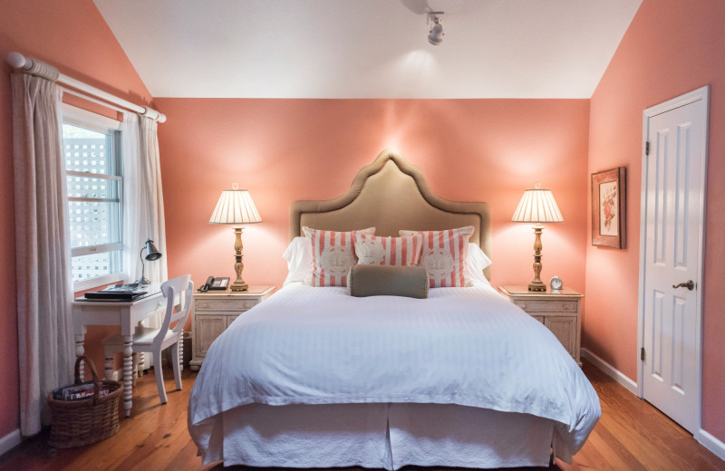 Cottage bedroom at Cottage Grove Inn.