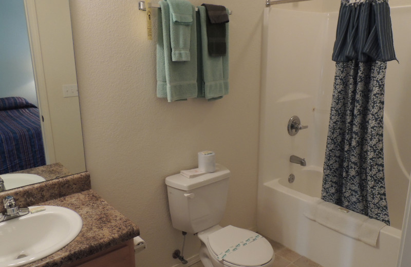 Timber Oaks Cottage bathroom at Tribesman Resort.