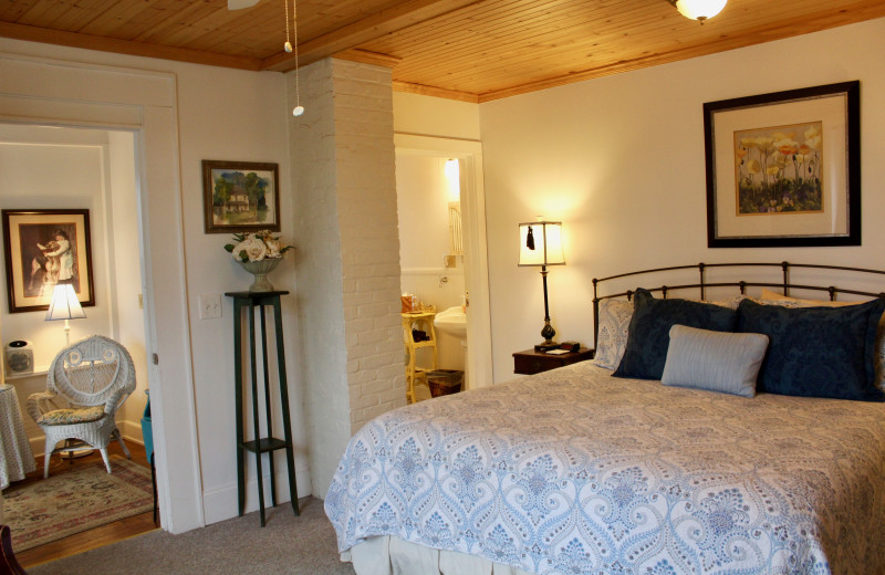 Guest room at Oakland Cottage B 