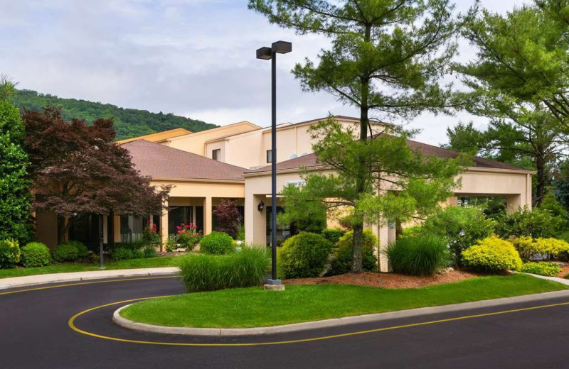 Exterior view of Sonesta Select Mahwah.