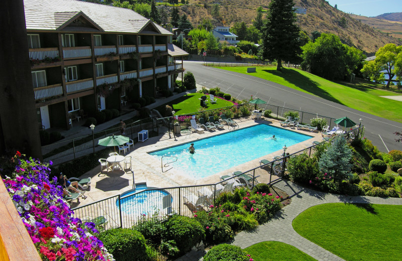 Outdoor swimming pool at Lakeside Lodge & Suites.