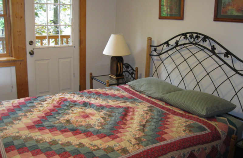 Guest bedroom at Glen Craft Marina and Resort.