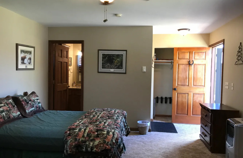 Cabin bedroom at Lakeview Lodge 307.