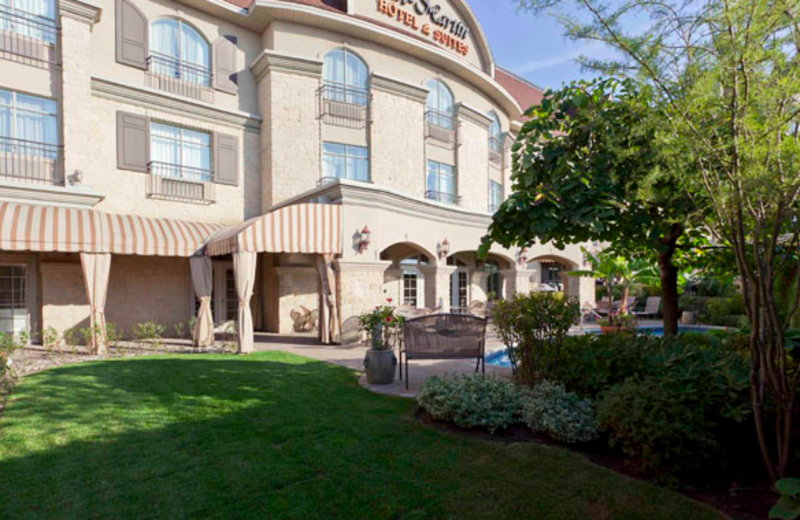 Exterior view of Le St-Martin Hotel & Suites.