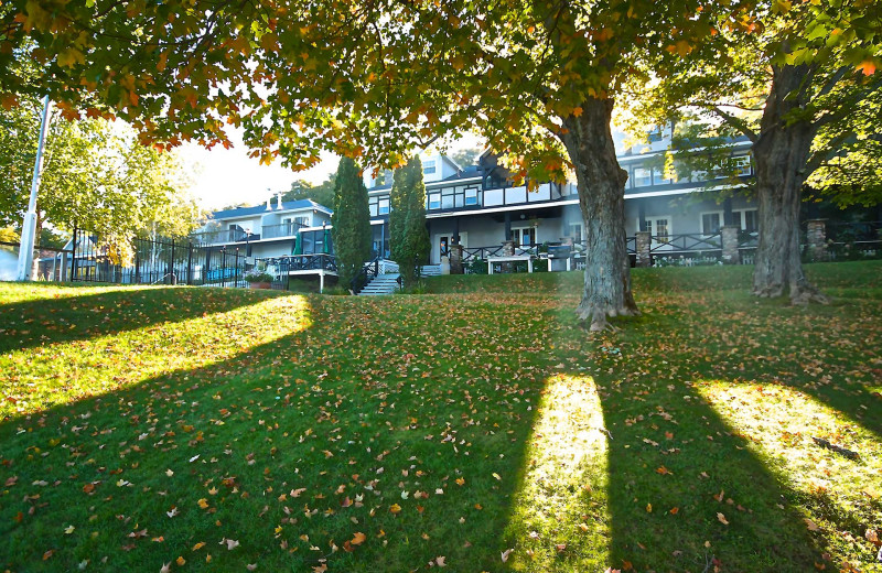 Exterior view of Sir Sam's Inn & Spa.