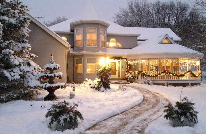 Exterior view of Cameo Rose Victorian Country Inn.