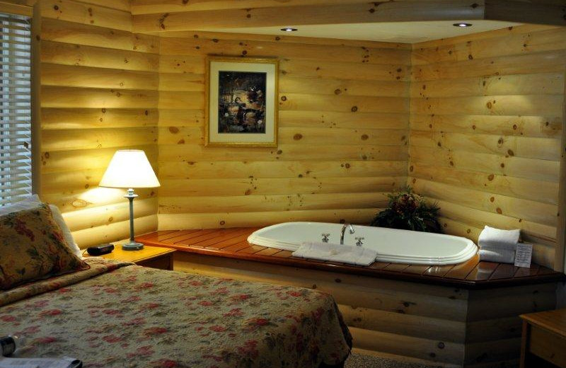 Hot tub guest room at Sawmill Creek Resort.