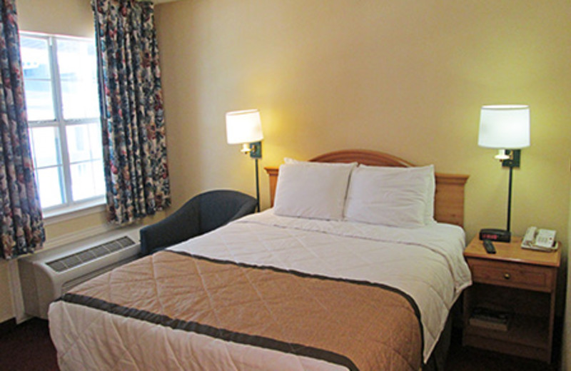 Guest room at Homestead Fort Worth - Medical Center.