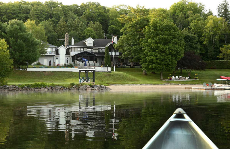 Exterior view of Sir Sam's Inn & Spa.